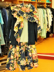 Blumenrock und Tuch von Ewa i Walla mit einer leichten Sommerjacke von Mansted -50% Leinen,50% Hanf